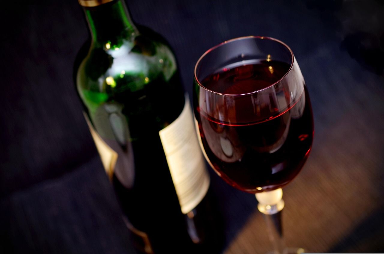 Où déguster les meilleurs vins lors d'un voyage œnologique en France ? découvrez l'art de la dégustation de vin et explorez une sélection raffinée de crus pour éveiller vos sens.