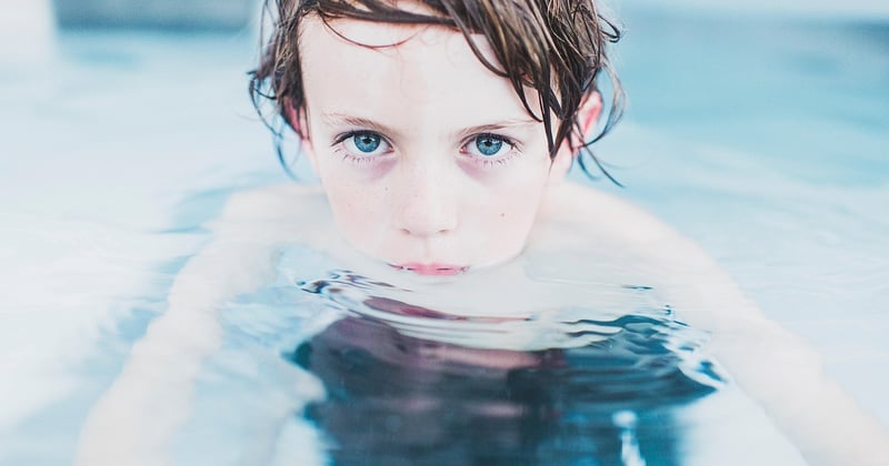 Piscine couverte au camping : ce qu'il faut vérifier avant de réserver